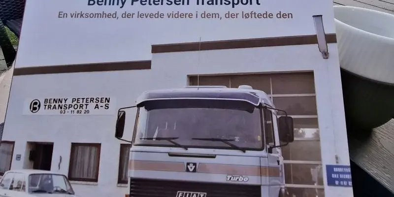 Bogen om Benny Petersen Transport med en Fiat Iveco foran garagen på forsiden